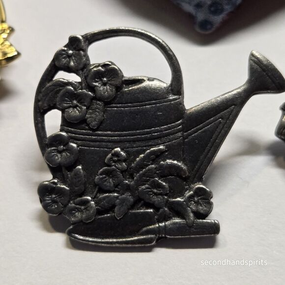 Lot of 18 Vintage Brooches Tac Pins Wide Variety Plastic Metal Wood Patriotic - Picture 13 of 14